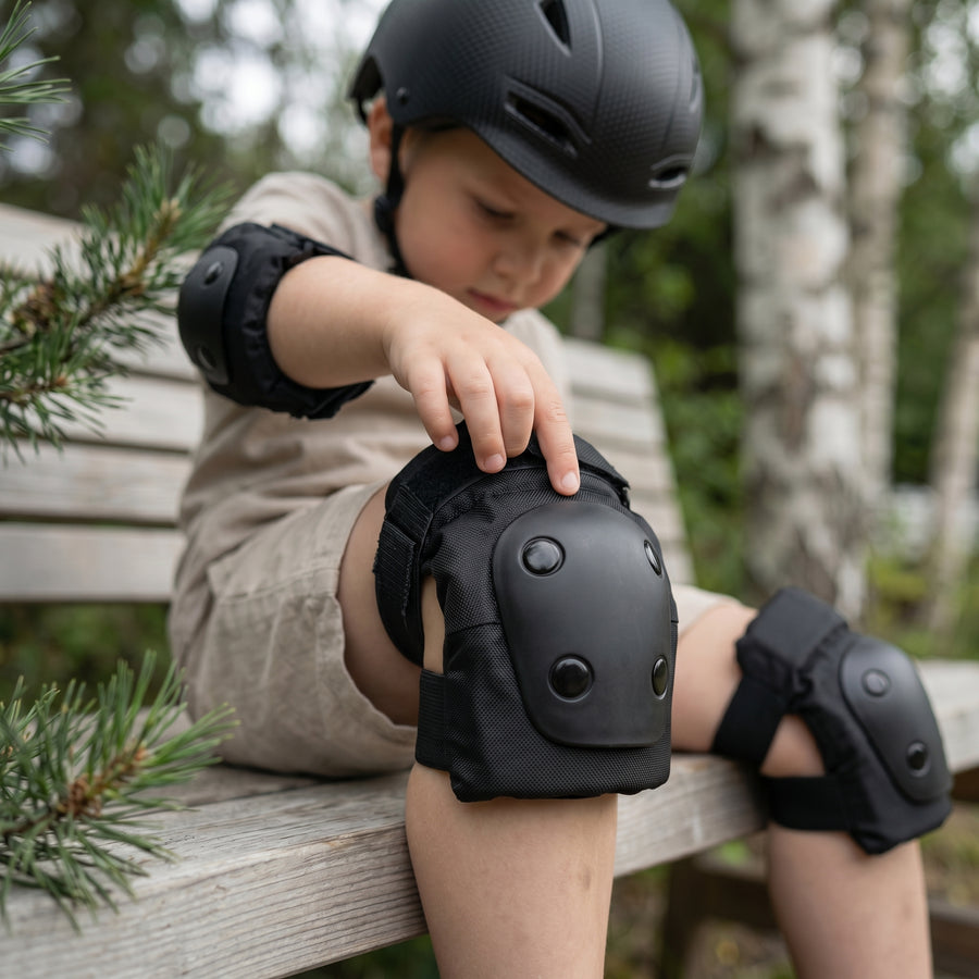 Casco per bambini CHANTY + set protezioni – Nero